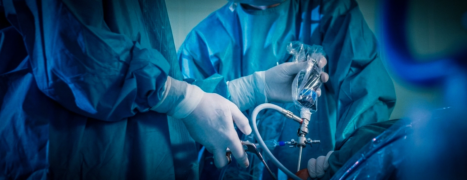 ce83f7_ae68c9030e6f46369eb3620859bb2355~mv2 Veterinary surgeon performing arthroscopic surgery on a dog